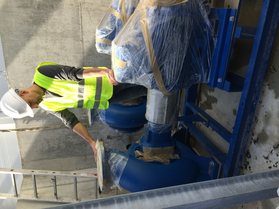 Rune Eriksen i AquaOptima inspiserer pumper før installering. Foto: AquaOptima.