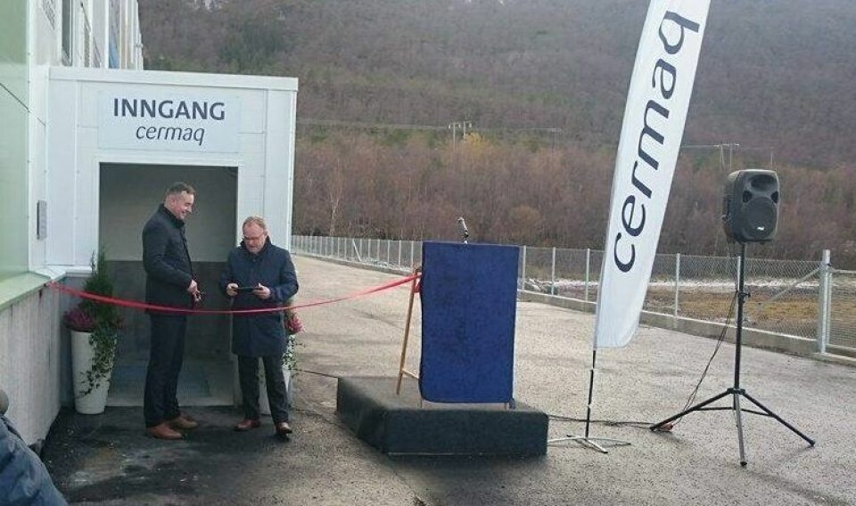 Per Sandberg klippet sløyfa til Cermaqs nye settefisk-anlegg, ved siden hans står Snorre Jonassen adm.dir i Cermaq. Foto: Therese Soltveit.