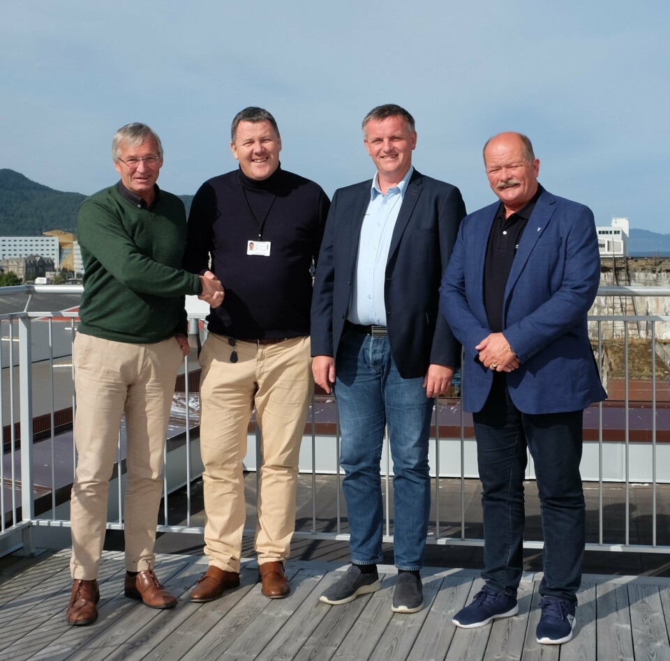 Kurt Jessen Johansson (fra venstre) overlater lederskapet i Kysthavnalliansen til Trondheim Havn og Knut Thomas Kusslid, og gleder seg sammen med havnedirektør Asle Andersen (Nord-Trøndelag Havn Rørvik) og Jan Olav Bjerkestrand (Kristiansund og Nordmøre Havn) over sterk politisk støtte fra Trøndelag til arbeidet med å flytte laks fra veg til sjø. Foto: