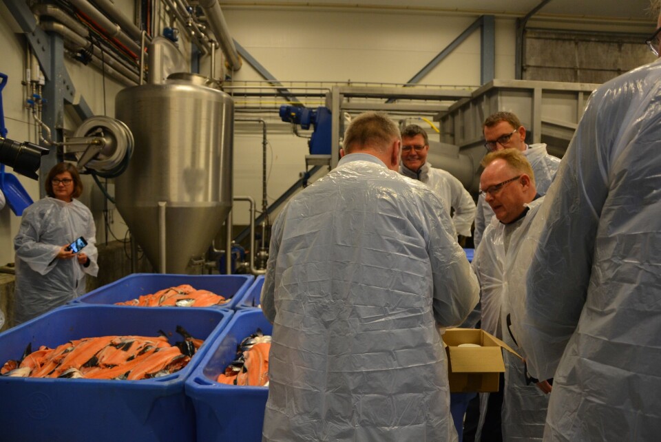 Fiskeriministeren fulgte godt med da han ble fortalt mulighetene som ligger innen biprodukter hos Biomega. Foto: Linn Therese Skår Hosteland.