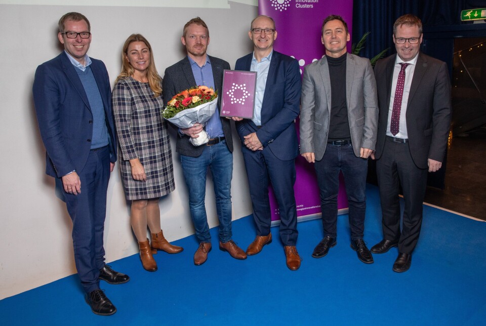 Stiim har fått Arena Pro-status i Innovasjon Norges klyngeprogram og er dermed sikret midler til drift og videreutvikling i fem år fra og med 2022. F.v: Håkon Haugli, administrerende direktør i Innovasjon Norge, Janicke Andreassen, statssekretær i nærings- og fiskeridepartementet, klyngeleder Andreas Heskestad i Stiim, Eivind Helland, daglig leder i Blue Planet AS, Ragnar Tveterås, professor ved UiS og kommunal- og distriktsminister Bjørn Arild Gram. Foto: Tom Hansen.