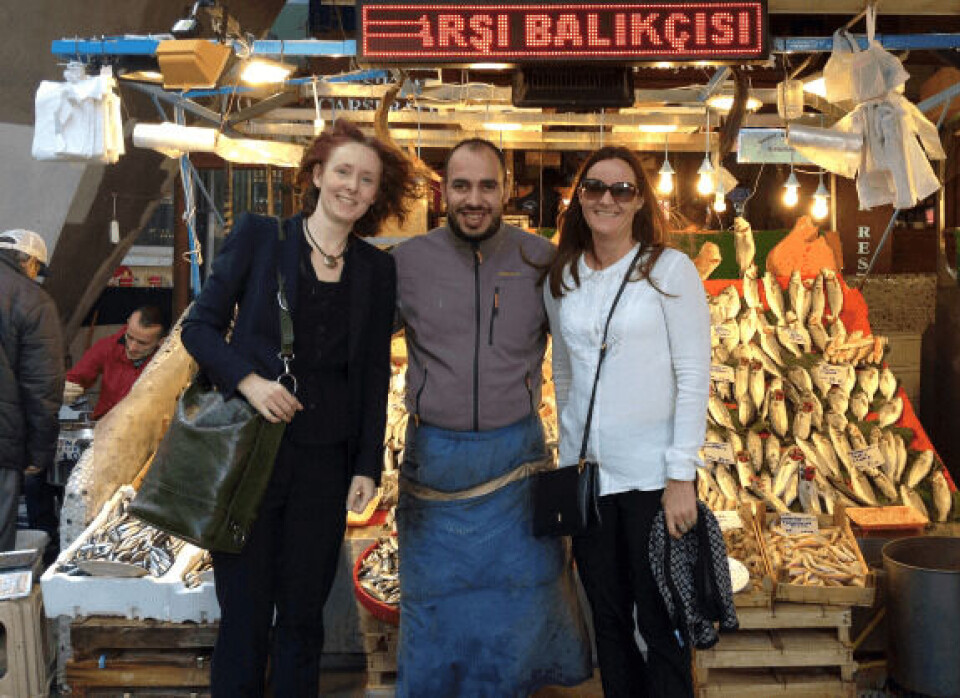 I snitt spiser hver tyrker bare seks kilo sjømat i året. Her er Nofima-forskerne Gøril Voldnes (høyre) og Ingrid Kvalvik på fiskemarked i Istanbul i Tyrkia. Foto: Nofima