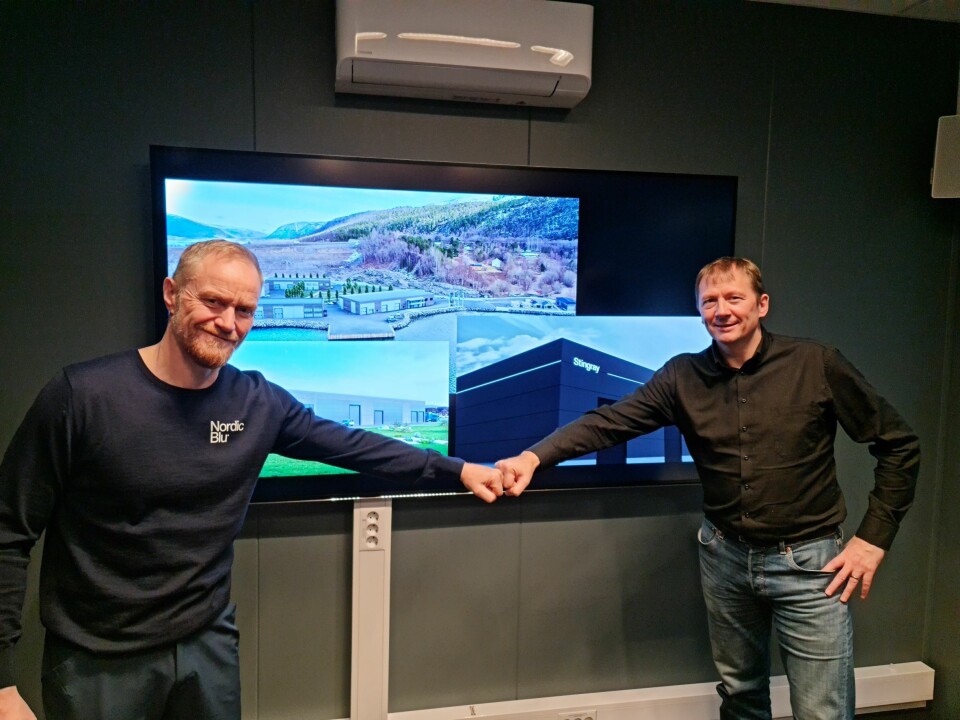 Geir Wenberg og John A. Breivik har blitt enige om avtale for nytt bygg, der Stingray oppretter nytt kontor i Nordland og kommer inn i Wenberg Innovation Park. Foto: Stingray Marine Solutions.