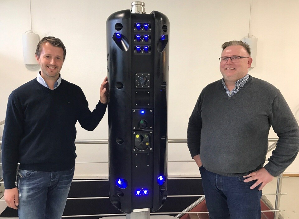 Raymond Talberg (Lokalitetsansvarlig Skjortneset) og Svein Flølo (COO) fra Hofseth Aqua. Foto: Stingray