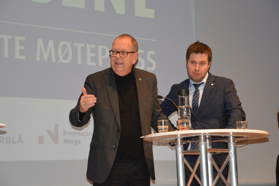 Pål Farstad (V) var svært engasjert i den politiske valgdebatten om fiskeri og havbruksnæringen, her med fiskeripolitiske talsmann Geir Pollestad (SP) til venstre. Foto: Therese Soltveit.