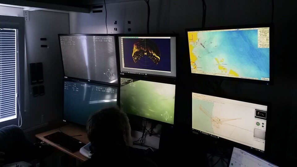 Det høyteknologiske kontrollrommet til Dåvøy styrer ROV`ens bevegelser under merd og not undersøkelser. Foto: Atle Dåvøy.