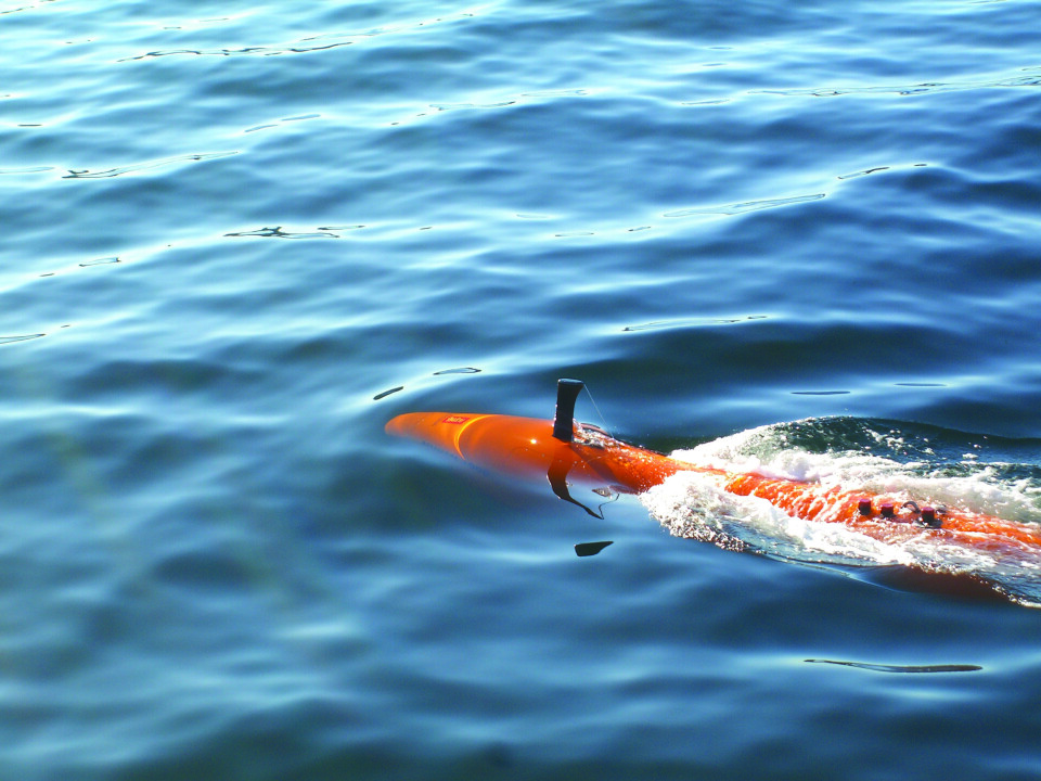 Undervannsdronen Hugin kan hjelpe oppdrettsbransjen å avdekke og overvåke havbunnen og oppdrettsfisken fra undersiden. Foto: Kongsberg Maritime.