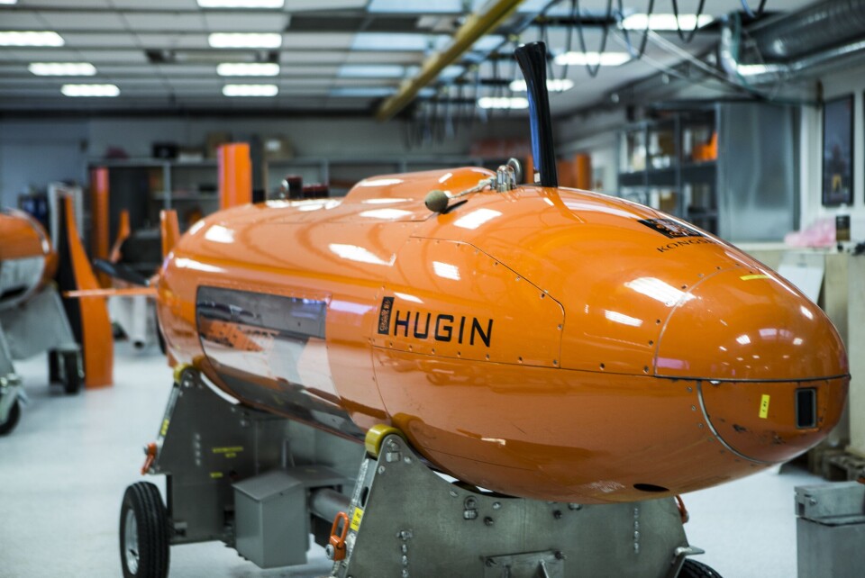 Undervannsdronen Hugin kan dykke 6000 meter og er selvstyrt. Den kan overvåke havbunnen og oppdrettsfisken fra undersiden og kan hjelpe oppdrettsbransjen å avdekke hvordan miljøet til fisken er. Foto: Kongsberg Maritime.