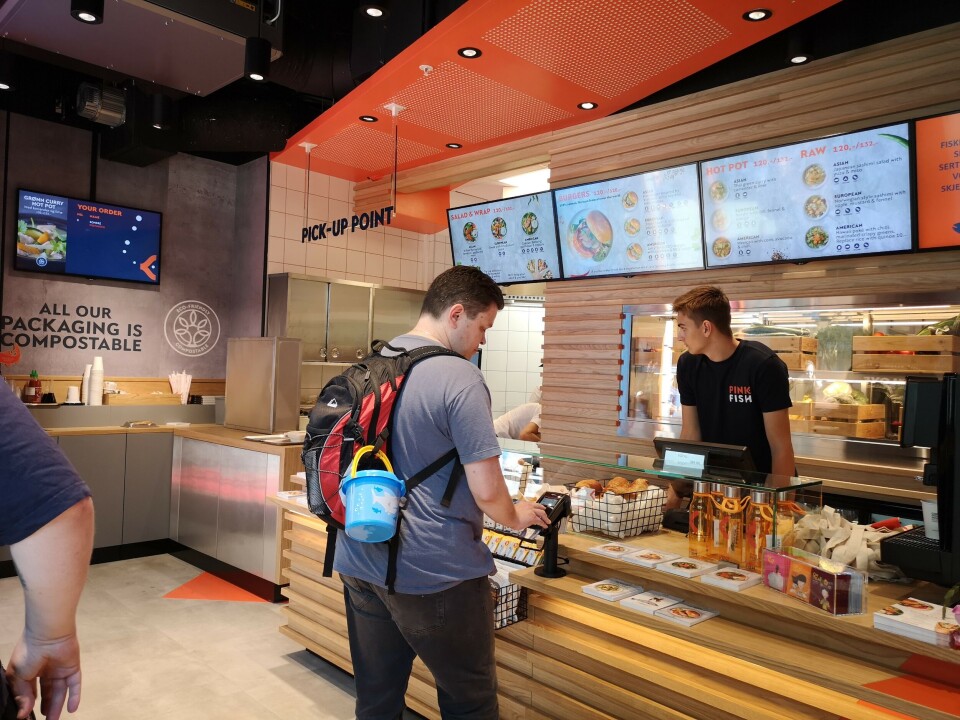 Mange var innom galleriet da Pink Fish åpnet i Bergen torsdag. Her ser du en av de første kundene. Foto: Ole Andreas Drønen/Kyst.no.