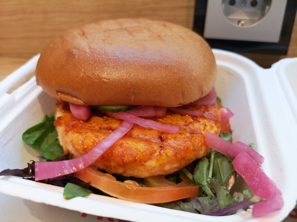 Det tok ikke mange minuttene før lakseburgeren ble servert på Pink Fish i Bergen. Foto: Ole Andreas Drønen.