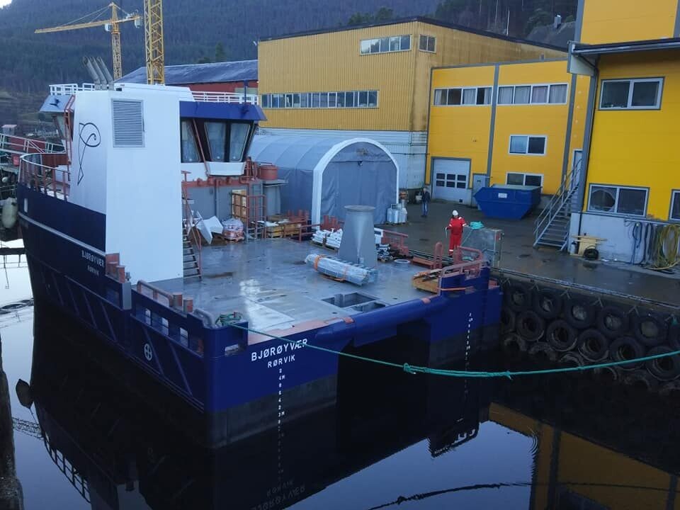 Skroget til «Bjørøyvær» ankom nylig Sletta Verft, hvor 19-metringen skal utrustes og leveres mars neste år. Foto: Sletta Verft.