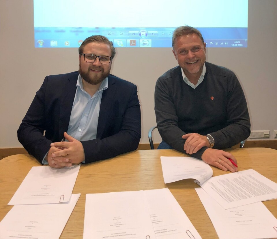 Remi Steen fra e-Sea solutions og administrerende direktør i Kystrederiene Tor Arne Borge, ved kontraktunderskrivingen.