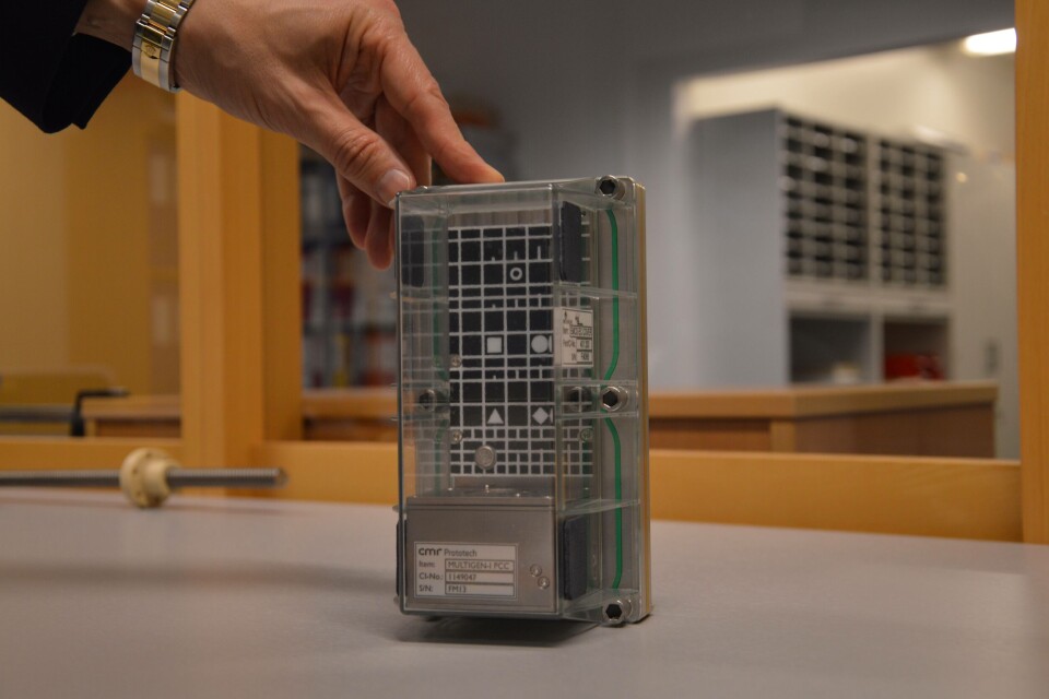 Bernt Skeie viser frem 'kassen' der det kan gro planter, som de har levert til den internasjonale romstasjonen (ISS). Foto: Magnus Petersen.