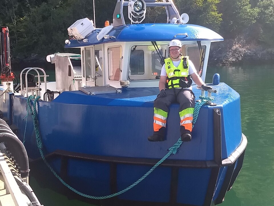 Matias Hatland Våge trives godt med fysisk arbeid og elsker å jobbe utendørs. - Å jobbe med laks er svært spennende, sier han. Foto: Lerøy Sjøtroll.