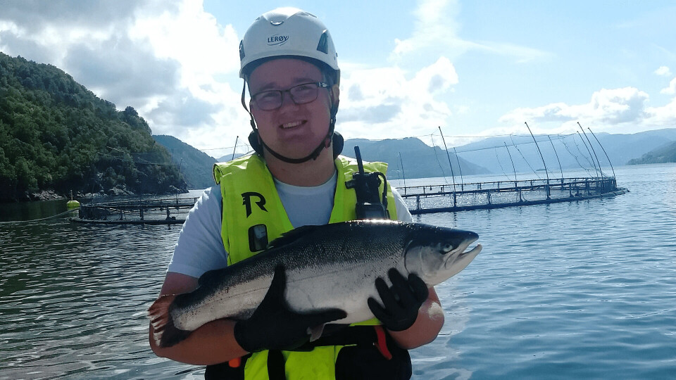 Matias Hatland Våge har fått fast jobb som driftstekniker etter å ha vært lærling hos Lerøy Sjøtroll i to år. Foto: Lerøy Sjøtroll.