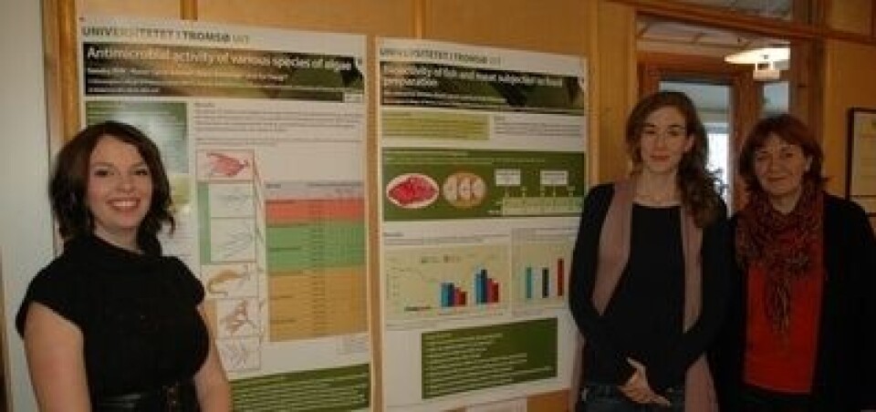 Doktorgradsstudent Ida-Johanne Jensen (midten) og mastergradstudent Sandra Wiik t.v vann første og andre prisen for beste poster då det internasjonale miljøet innan marin bioprospektering var samla på konferanse i Tromsø i februar. Dei to studentane ved Fakultet for biovitskap, fiskeri- og økonomi på Universitetet i Tromsø takkar grafikar Frøydis Strand (t.h) for god hjelp i arbeidet med presentasjonane. Foto: Kari Johanna Tveit.