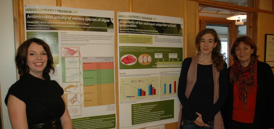 Doktorgradsstudent Ida-Johanne Jensen (midten) og mastergradstudent Sandra Wiik t.v vann første og andre prisen for beste poster då det internasjonale miljøet innan marin bioprospektering var samla på konferanse i Tromsø i februar. Dei to studentane ved Fakultet for biovitskap, fiskeri- og økonomi på Universitetet i Tromsø takkar grafikar Frøydis Strand (t.h) for god hjelp i arbeidet med presentasjonane.