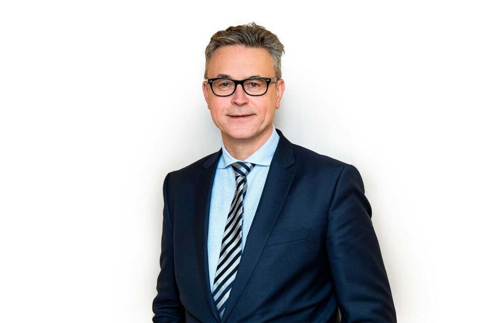 Fiskeri- og sjømatminister Odd Emil Ingebrigtsen skal innføre flere tiltak for å hjelpe havbruksnæringen. Foto: Regjeringen.no