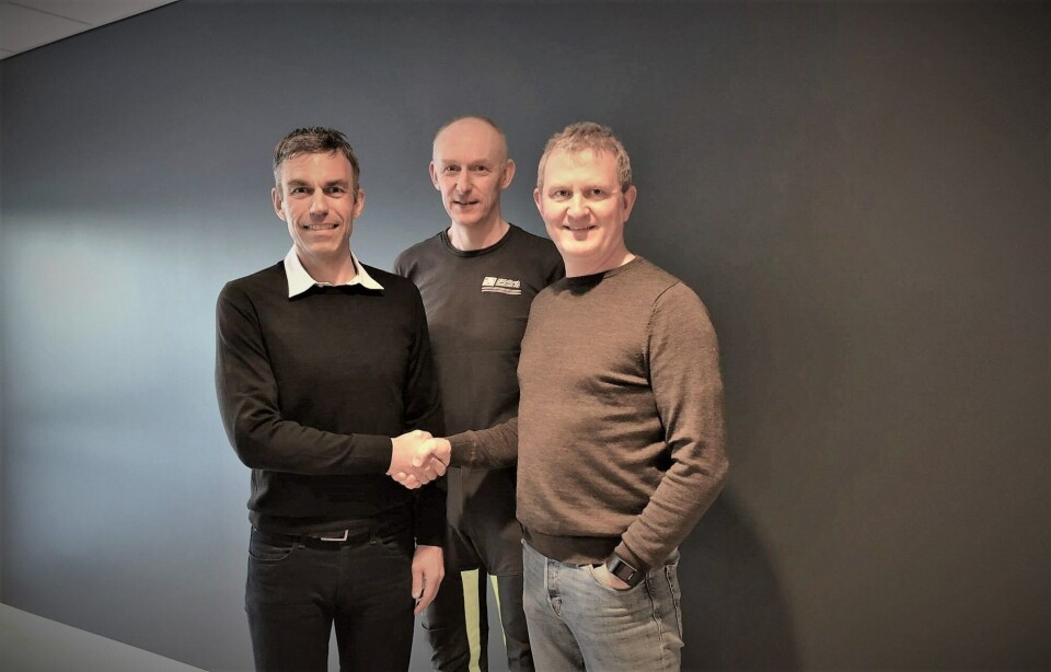 Styreleder Roald Dolmen (til høyre) og daglig leder Svein Oluf Øren (i midten) signerte i dag avtalen som gjør adm.dir. Robert Hundstad (til venstre) og Nofitech til totalleverandør for det nye postsmoltanlegget som skal stå ferdig hos Osan Settefisk høsten 2021. Foto: Midt-Norsk Havbruk