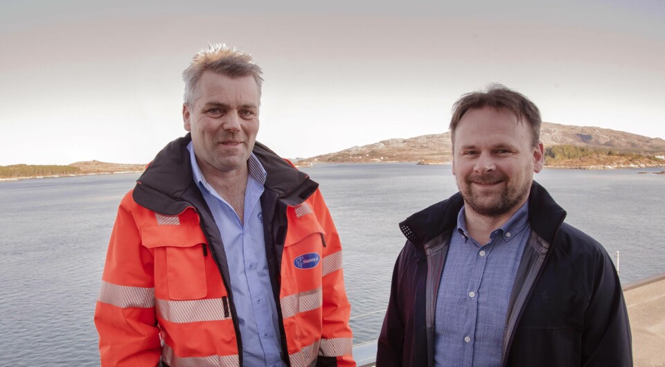 SinkabergHansen og daglig leder Svein-Gustav Sinkaberg (til høyre) går igjen for en løsning fra SkaMik og Geir Skarstad; konkret multiverktøy for lusebehandling om bord på nye «Ronja Explorer». Foto: SinkabergHansen
