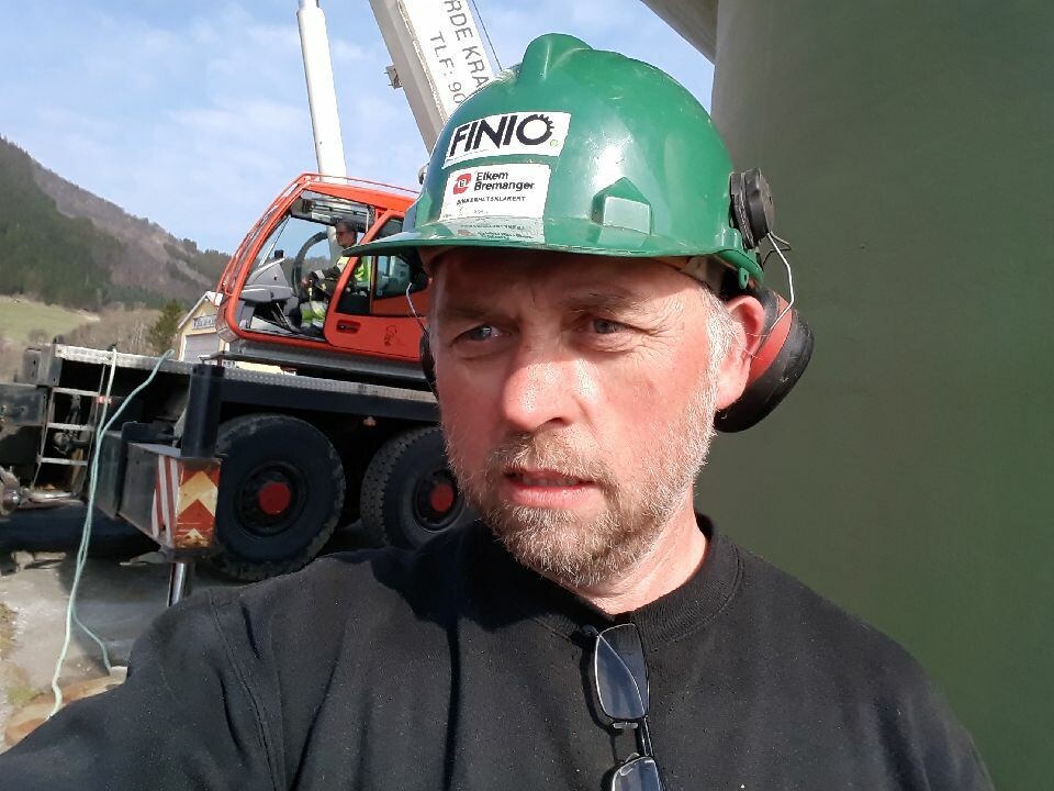Fred Åge Hyllestad er både mekaniker, skadereparatør, lakkerer, og Frosio-sertifisert. Foto: Finio.