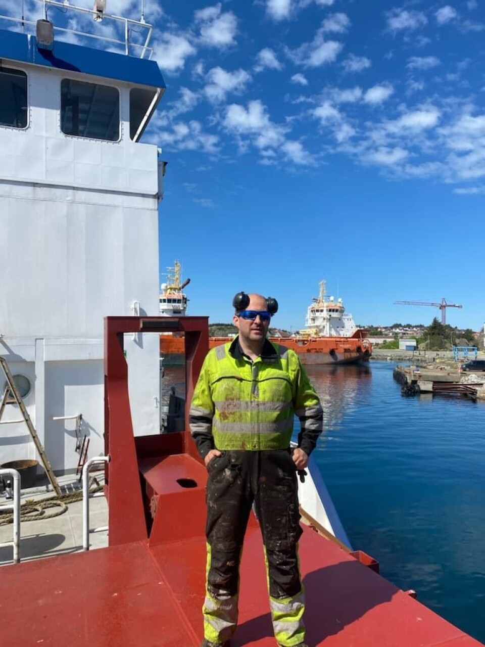 Daglig leder Nils Tore Øpstad Melingen har jobbet aktivt med oppfølgingen av ombyggingen av bulkskipet og var 165 dager om bord på bulkskipet som låg koronafast i Polen, og forteller det var godt å komme tilbake til Norge. - Jeg feiret faktisk både jul, nyttår og påske om bord, flirer han. Her er et dagsferskt bilde der han i skrivende stund er på vei ut av Skudenes med ett av deres andre fartøy Pirholm. Foto: privat.