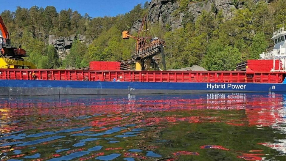 MV Kryssholm er mest sannsynlig et av verdens første hybride bulkskip. Her er det avbildet til kai i Kragerø mai 2021. Rederiet Bio Feeder har lang erfaring med frakt av fiskefor og MV Kryssholm skal inn i kontrakt med fôrprodusenten Biomar fra juli. Foto: Bio Feeder.