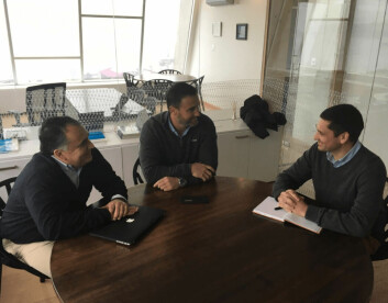 Gonzalo Romero, Cristian Guzman fra Cargill og Erich Guerrero diskuterer planer om å formidle informasjon om lakseoppdrett. Foto: Salmonexpert