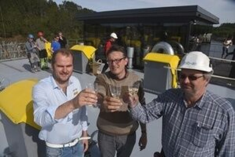 Fredag var det feiring med alkoholfri champagne i Ottersøy feiring over at prosjektet praktisk talt er i havn til Aqua Nor. Fra venstre Jørn Otto Røed, anleggsleder Niels Borgersen og byggeleder Mauri Lappalainen. Foto: Tom Lysø.