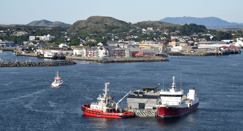 Flåte moen marine IKKE SKVETTEN: -? Her slepes mye arbeid og interessante nyheter i bransjen. Det sa anleggsleder Niels Borgen da «Boa Balder» uredd trakk den første Moen Havbruksplattform ut mot ville Folla og sør til Aqua Nor i Trondheim. (Foto: Tom Lysø)