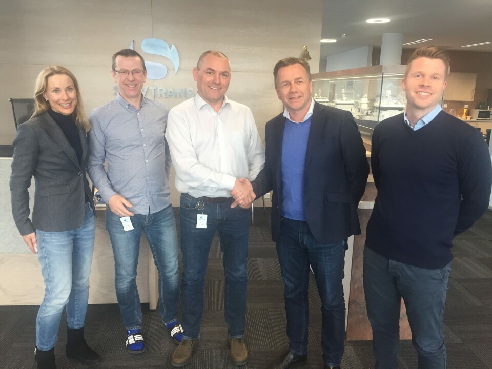 Mariann Vågnes Reite, CFO Sølvtrans, Tor Ove Stenersen, utviklingssjef Sølvtrans, Roger Halsebakk, CEO Sølvtrans, Geir Johan Bakke CEO Havyard Group og Frank Edvard Vike, Sales Manager Havyard Design & Solutions. Foto: Havyard,