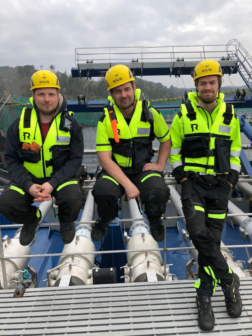 Disse tre stramme karene jobber for Haugland Shipping. Fra venstre ser du styrmann, skipper og daglig leder som har vært med å teste ut verdens største avluser på lokalitet i Sunnhordland. Foto: Aquatiq. Disse tre stramme karene jobber for Haugland Shipping. Fra venstre ser du styrmann, skipper og daglig leder som har vært med å teste ut verdens største avluser på lokalitet i Sunnhordland. Foto: Aquatiq.