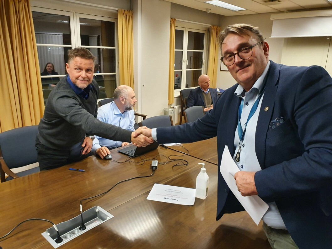 Tor Arne Borge (tv) i Kystrederiene tar administrerende direktør i Norsk Sjøoffisersforbund i hånden etter at partene ble enige om ny avtale. Foto: NSOF
