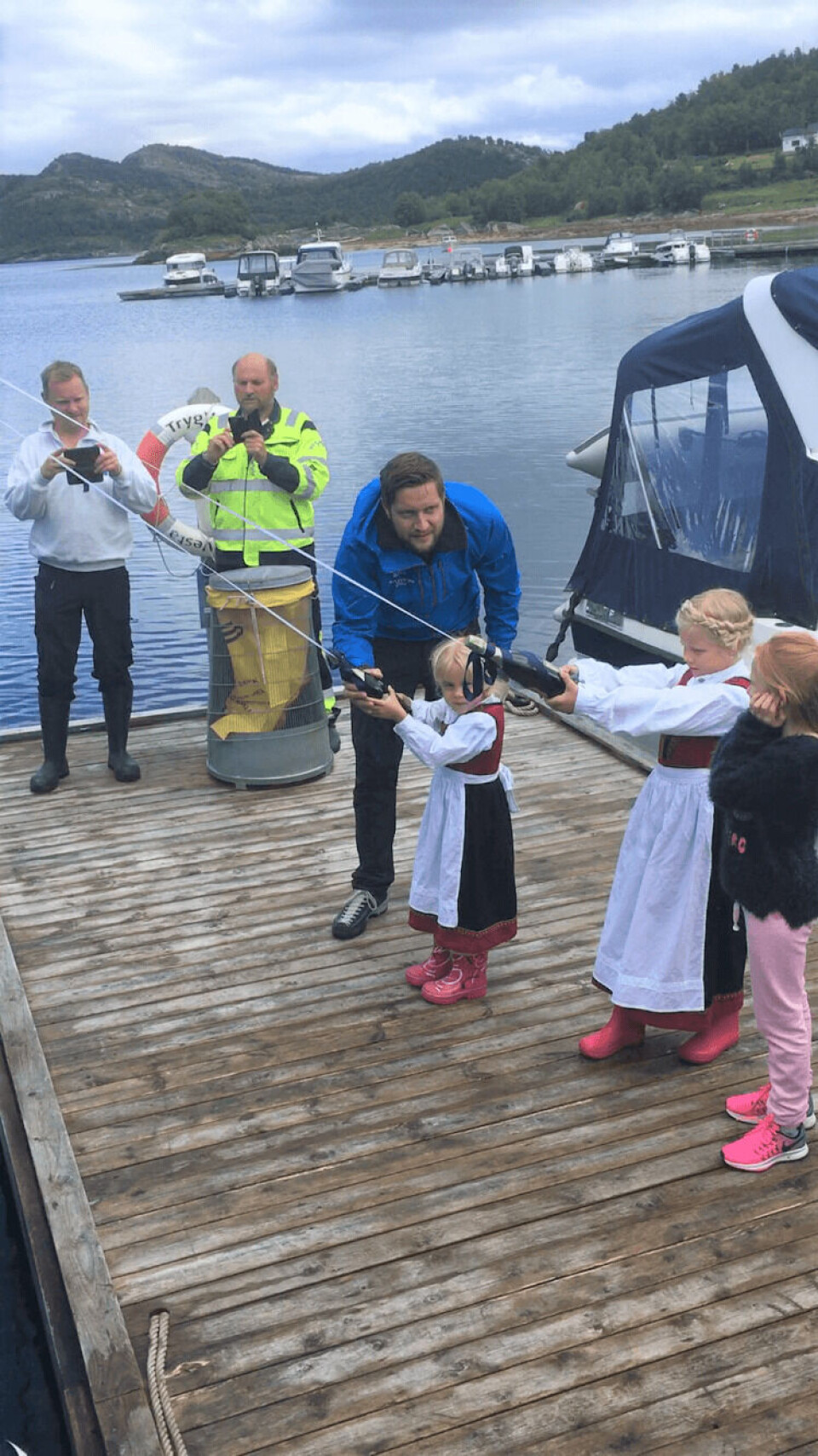 Ida Storholm (t.v) og Ingrid Storholm fikk være gudmødre da «Lillefix» ble døpt på Valnes i Bodø kommune. Katamaranen er bygget på Sletta Verft og koster 10 millioner kroner.Foto: Salmon Center.