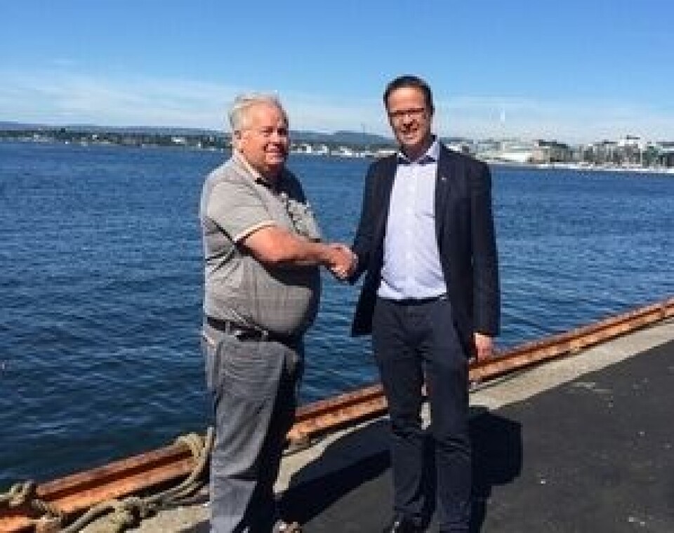 Hovedaksjonær Bjarne Erlandsen går av med pensjon etter Insula kjøpte opp selskapet AS Keco. Fra venstre: Bjarne Erlandsen og Sigvald Rist tar hverandre i neven og fullfører salgsavtalen av AS Keco.
