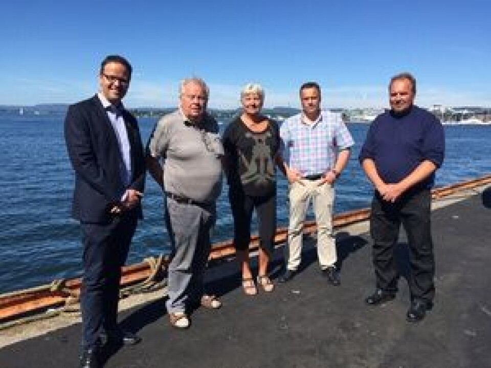 - Å bli en del av Insula/Kverva vil styrke vår posisjon på markedet heilt klart som leverandør, jeg ser på den nye avtalen som svært positivt for oss, sier Roar Bergseng, daglig leder AS Keco. F.v: Sigvald Rist direktør for Insula, Bjarne Erlandsen, Berit Erlandsen, Roar Bergseng og Magne Paulsen. (Foto: Insula)
