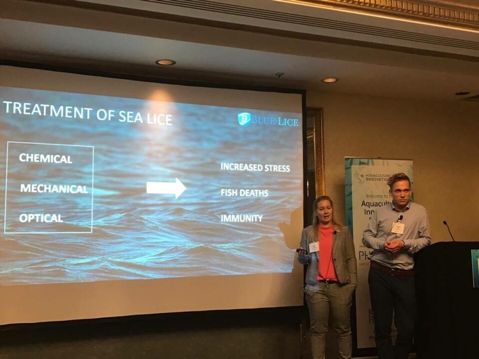 Karoline Sjødal Olsen og Lars-Kritsian Opstad holder presentasjon på Aquaculture Innovation Summit i London 2017. Foto: Blue Lice.