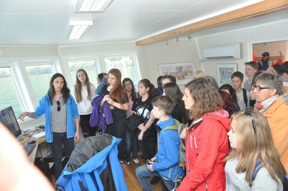 Marina Pina Jafelice, frå Osland Havbruk (i blå jakke) er opprinneleg frå Brasil og guida ungdommen gjennom dagen. Foto: Geir Helge Østerbø/ Osland Havbruk.