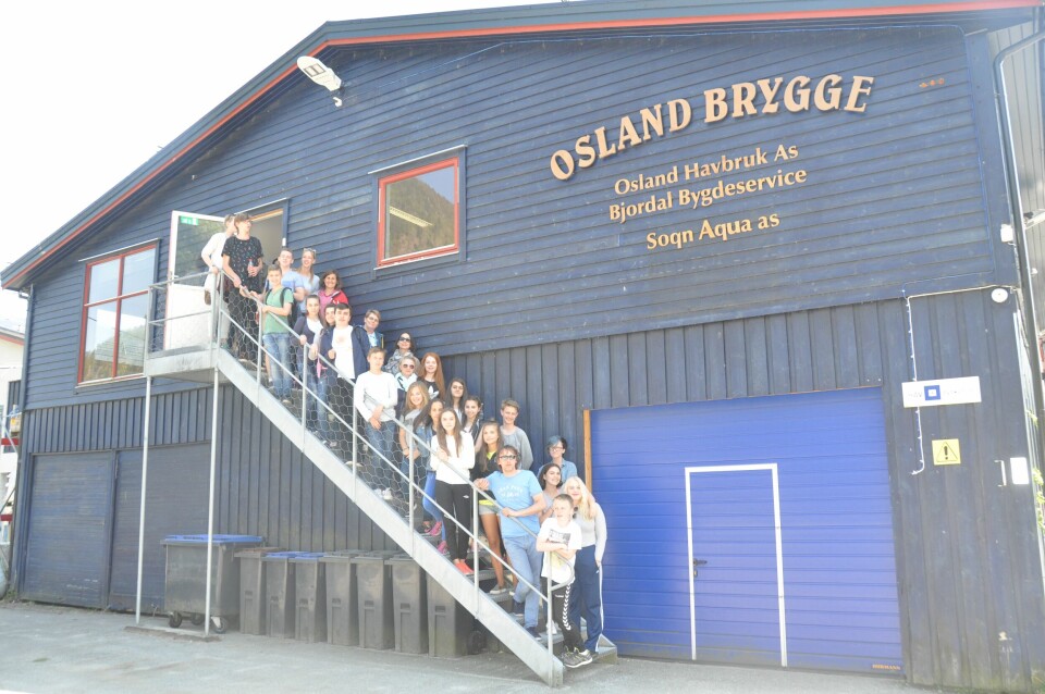 Besøket vart avslutta på Osland Brygge. Her er alle 25 besøkande samla. Foto: Geir Helge Østerbø/ Osland Havbruk.