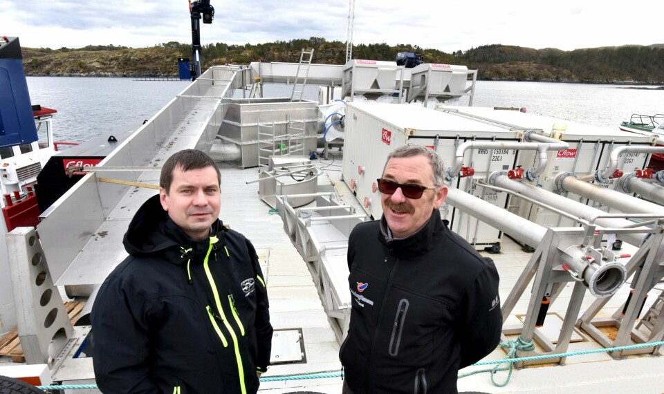Sjefene Roy Emilsen (til venstre) og Finn W. Sinkaberg er sammen om etableringen SBH Emilsen Akvamiljø AS. . Effektiv drift av tre ulike system er det som vil gjelde; her er selskapets nye flåte med Hydrolicer under montering på Marøya i Nærøy. Foto: Tom Lysø.