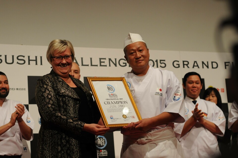 Japanske Jun Jibiki vant, og fikk overrakt pris av Fiskeriminister Elisabeth Aspaker. Foto: Pål Mugaas Jensen