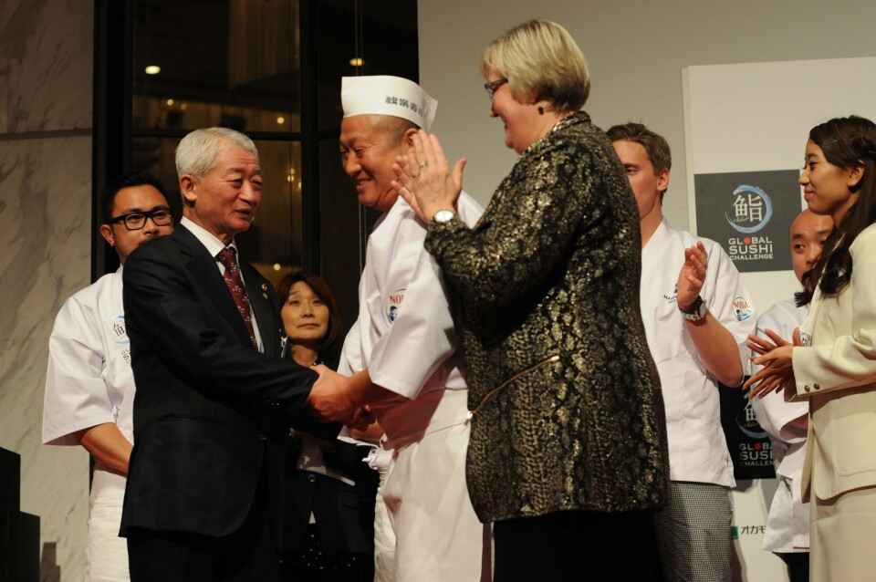 Leder for All Japan Sushi Association, Tadashi Yamagata kunne stolt applaudere vinneren av finale, landsmannen Jun . Foto: Pål Mugaas Jensen Leder for All Japan Sushi Association, Tadashi Yamagata kunne stolt applaudere vinneren av finale, landsmannen Jun . Foto: Pål Mugaas Jensen