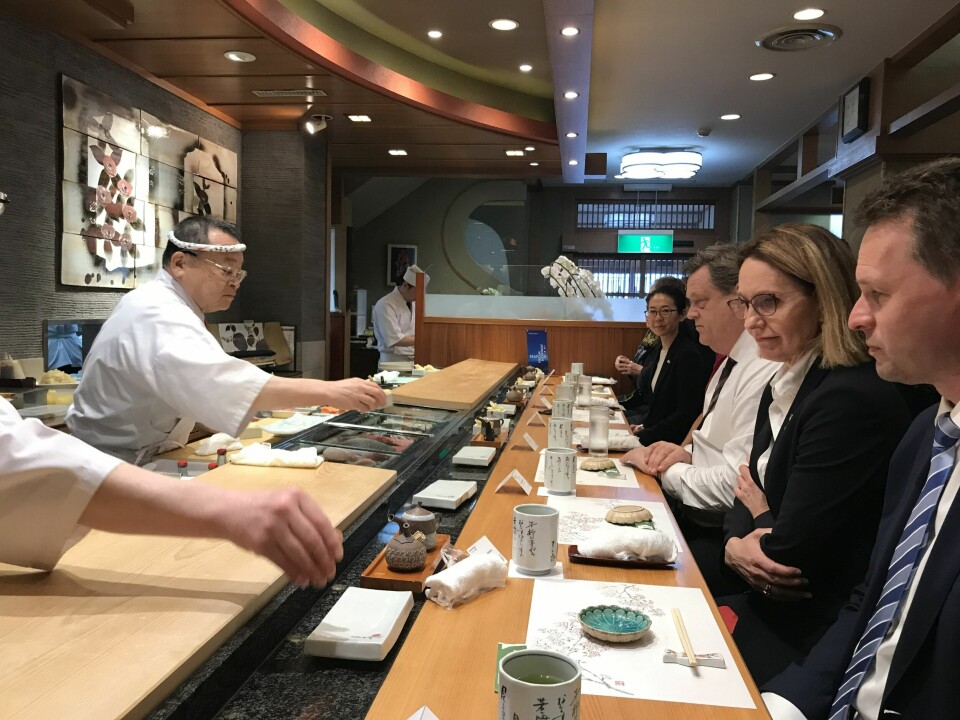 Norsk delegasjon med blant annet fiskeriministeren får smake på sushiretter i Japan. Foto: Christina Neumann