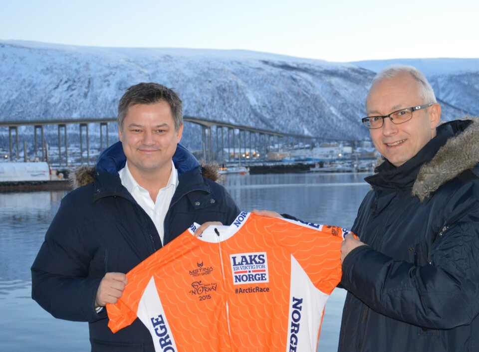 Bjørn-Erik Stabell, bransjeansvarlig for laks og ørret og analytiker Paul Aandahl på kaien foran kystens hus i Tromsø, der Sjømatrådet med mange andre i bransjen har sine kontor. Foto: Therese Soltveit.