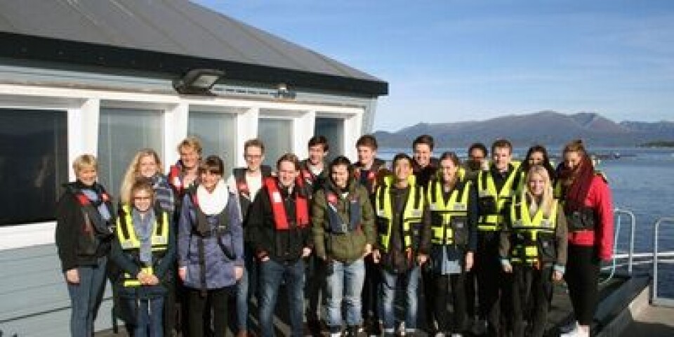 Mandag og tirsdag denne uka inviterte Sjømat Norge ungdomspolitikere med ut på rundtur til Nordmøre og Romsdal. Foto: Sjømat Norge