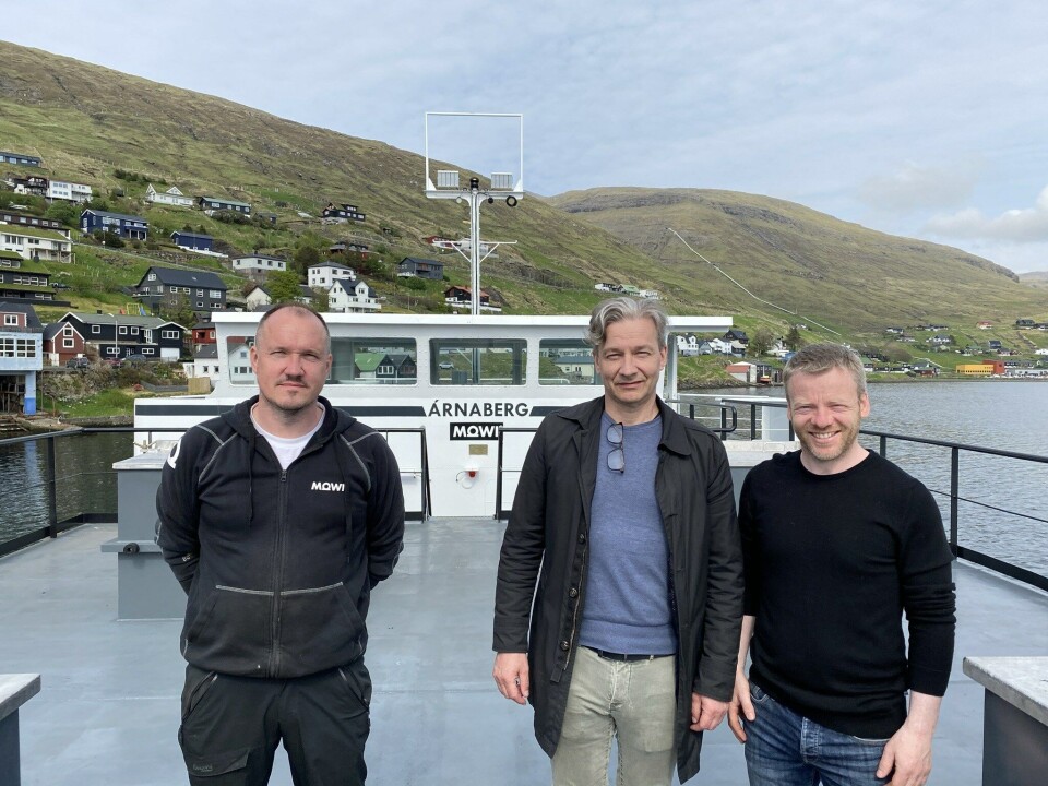 JT electris skal levere ny fôrflåte til Mowi på Færøyene. Avbildet f.v er teknisk leder Árni Hoydal Thomassen, daglig leder Hans Jákup Mikkelsen og lokalitets leder Jógvan Egholm. Foto: JT electric.