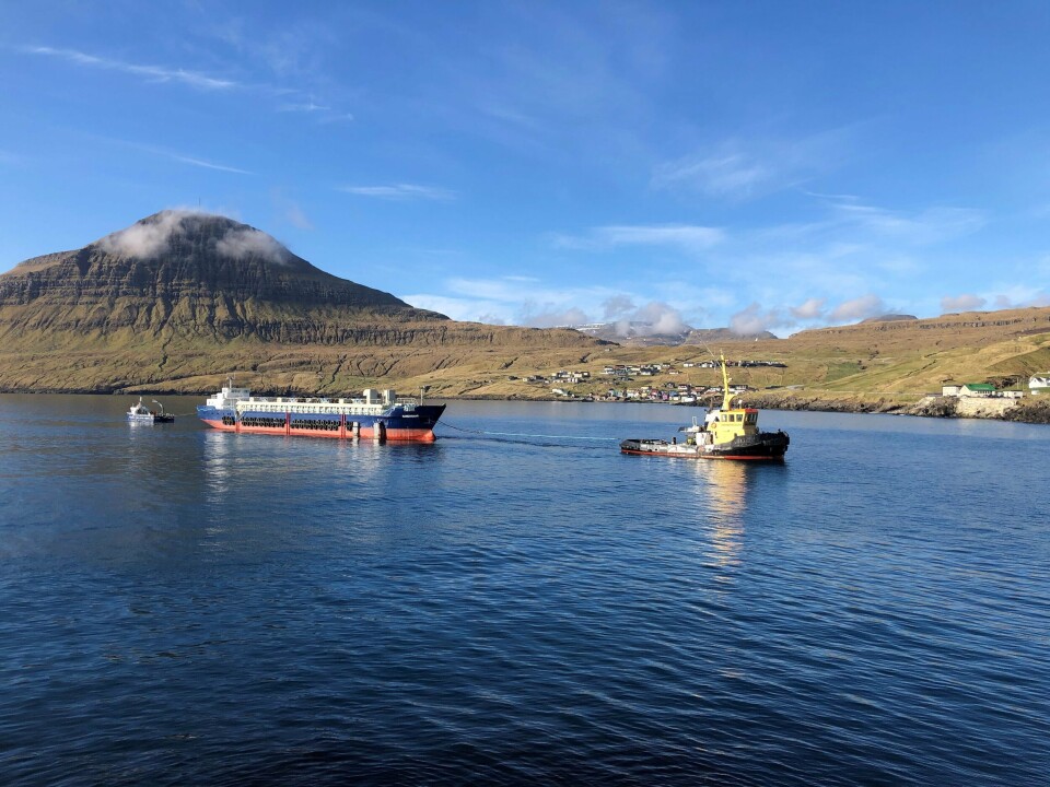 Bakkafrost fikk nylig overlevert en 75 meter lang fôrflåte som skal plasseres på Bakkafrost sin lokalitet Gøtuvík på Færøyene. Foto: JT electric.
