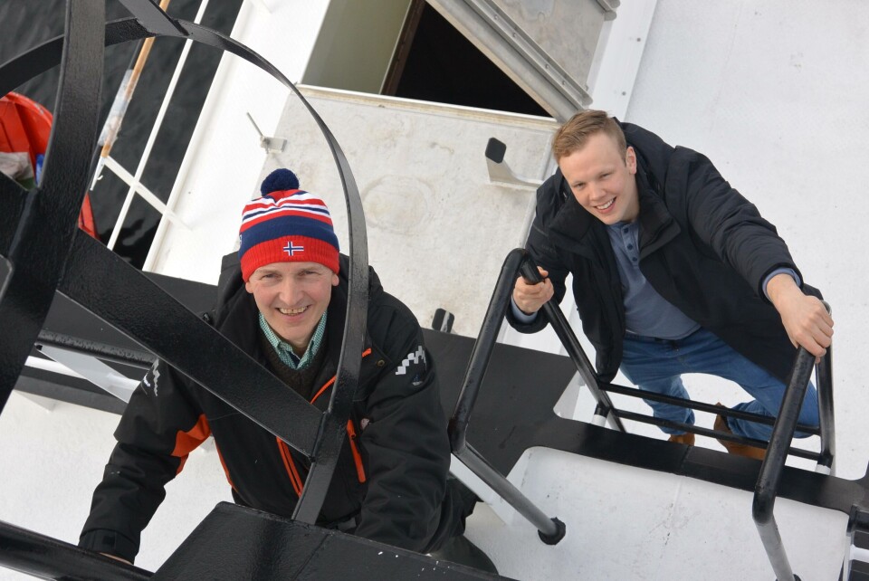 Frå flåten på lokalitet Ospeneset, frå venstre, Knut Frode og Sondre Eide. Foto: Eide Fjordbruk. Frå flåten på lokalitet Ospeneset, frå venstre, Knut Frode og Sondre Eide. Foto: Eide Fjordbruk.