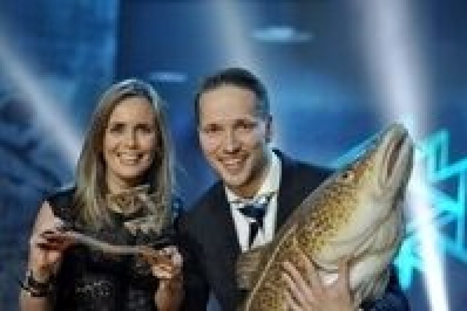 Markedssjef Camilla Beck Sætre og Salgssjef Øystein Rist med Gullfisken 2014. Foto: Synne Lykkebø Hafsaas