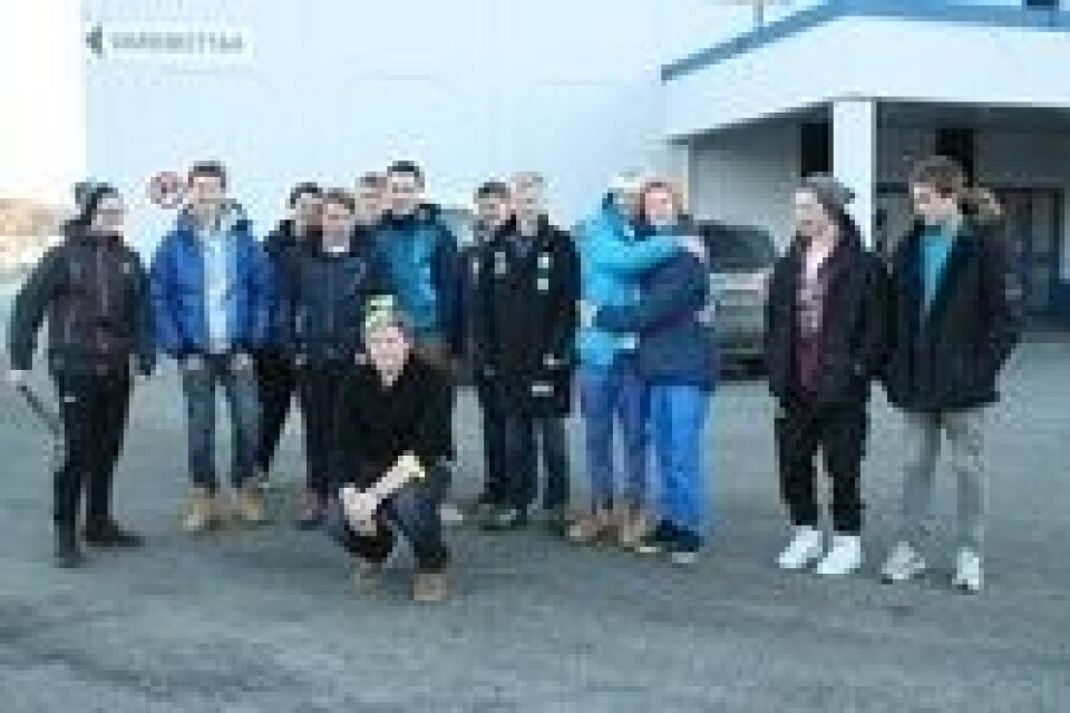 Ungdommen utenfor slakteriet til Marine Harvest på Eggesbønes. Foto: Fisk OK